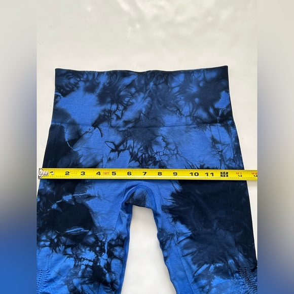 Lululemon Blue and Black Tie Dye In The Flow Crop Leggings Sz 4 - Picture 8 of 8